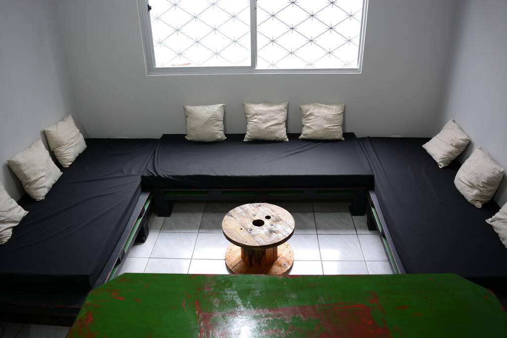 Sala conujugada com cozinha de frente