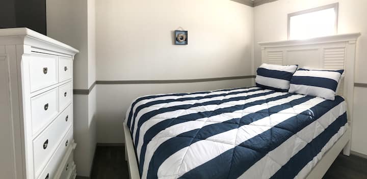 חדר שינה שני עם מיטת קווין סייז וטלוויזיה