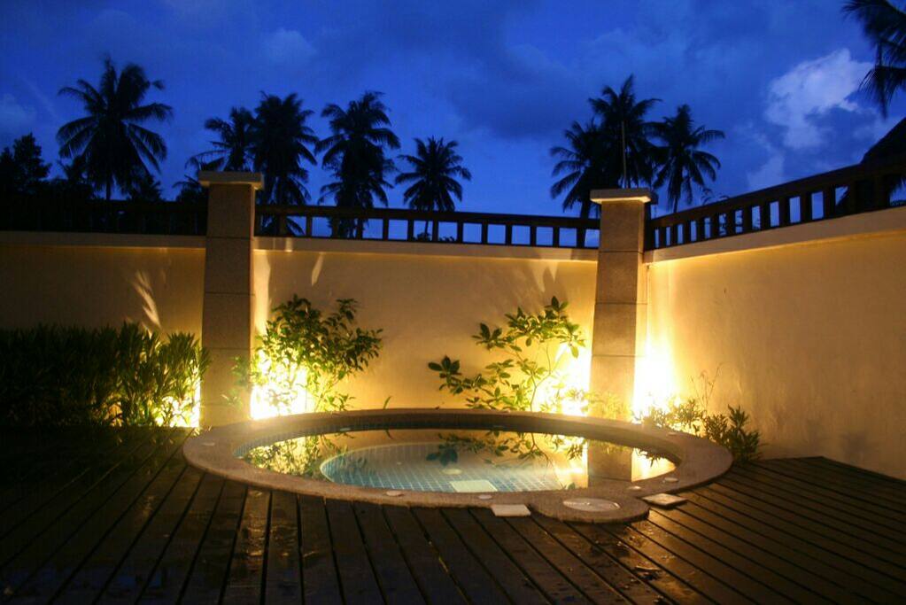 8 person jacuzzi