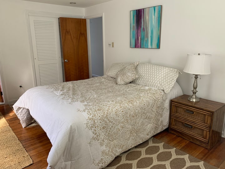 Chumba kikubwa cha kulala chenye vyumba viwili vya kulala na bafu la chumbani.