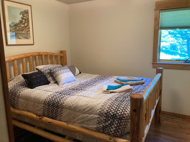 Jedna od 3 spavaće sobe s bračnim krevetom na gornjem spratu koja dijele 2 kupatila.