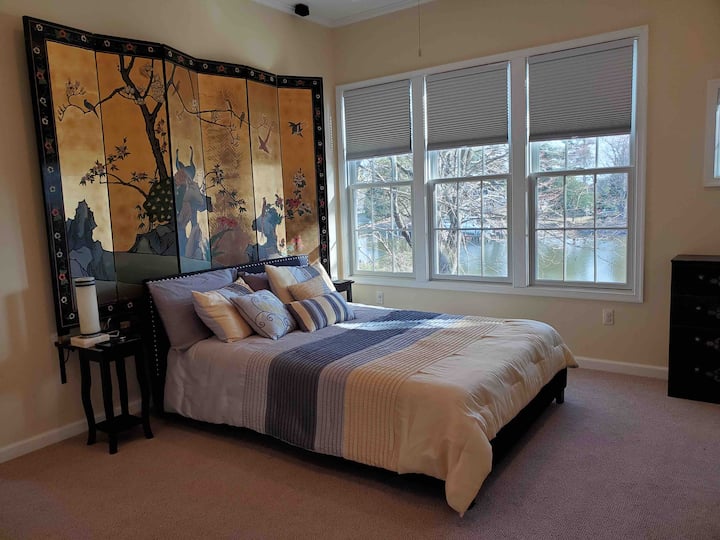 Chumba cha Mwalimu cha Ghorofa ya Pili kilicho na bafu na studio/ofisi ya sanaa na mwonekano mzuri wa kijito.