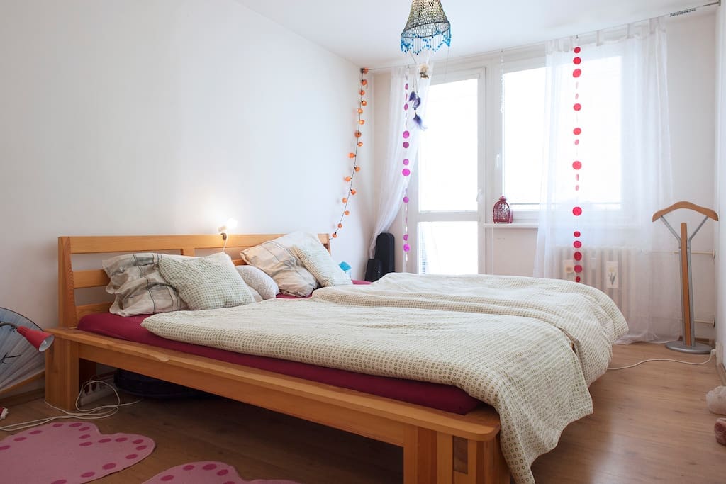 This 220x200 cm bed can sleep up to 3 friendly enough, and up to 4 small enough people.