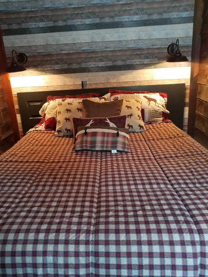 2 bedroom with queen bed