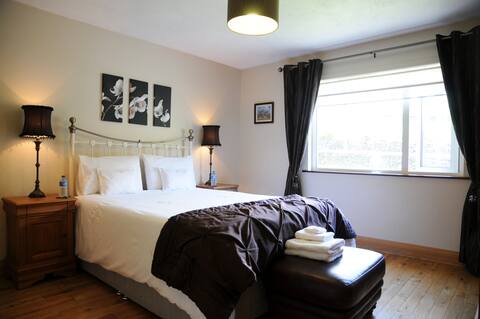 King size bed with ensuite.