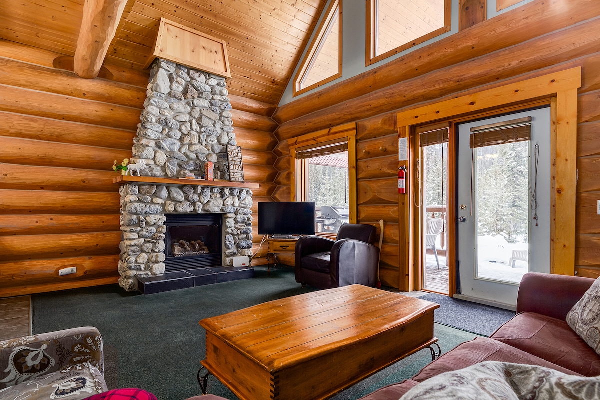 Cozy fireplace in the living room to read your favorite book. 