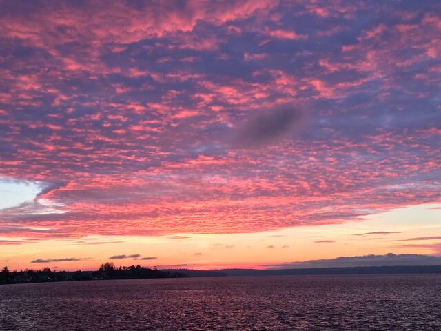 Beach house on water. Ocean view. Close to Alki gallery image 5