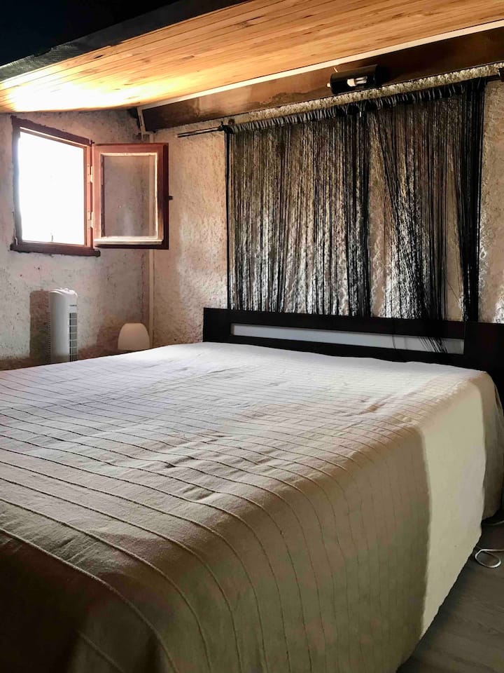 غرفة النوم الثانية على الميزانين تحت السطح 