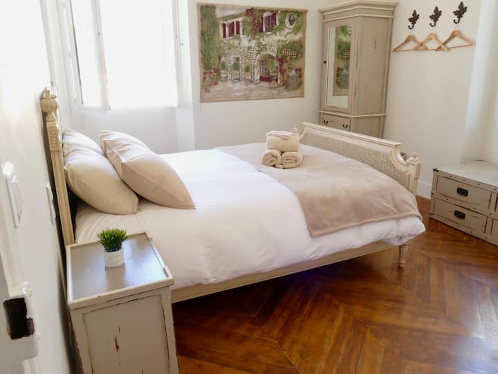 כן, דירת 3 חדרי שינה בקאן: חדר שינה שני עם מיטת קינג סייז וחדר מקלחת צמוד