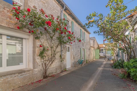 Charming in the heart of the village, La Douze - 700m sea