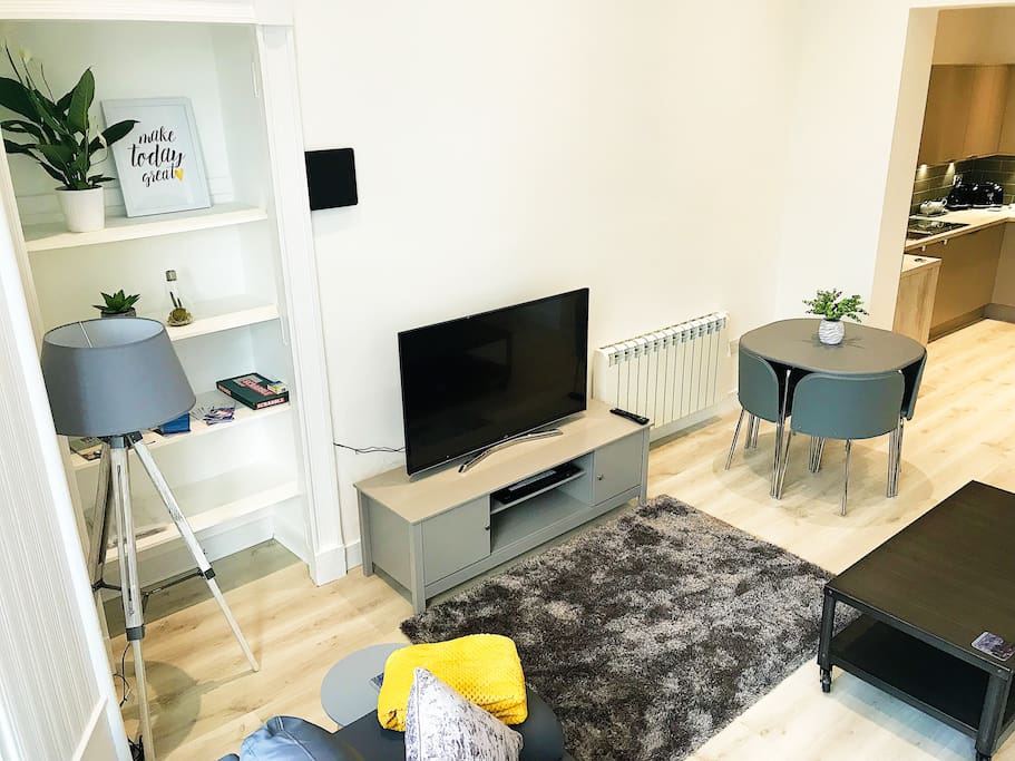 Spacious open plan living area with smart tv, dining and coffee tables. Stunning bay window overlooking Union Street.