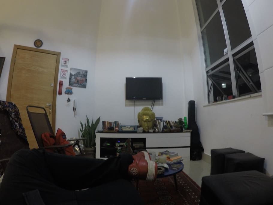 Visão do sofá para a sala de TV.