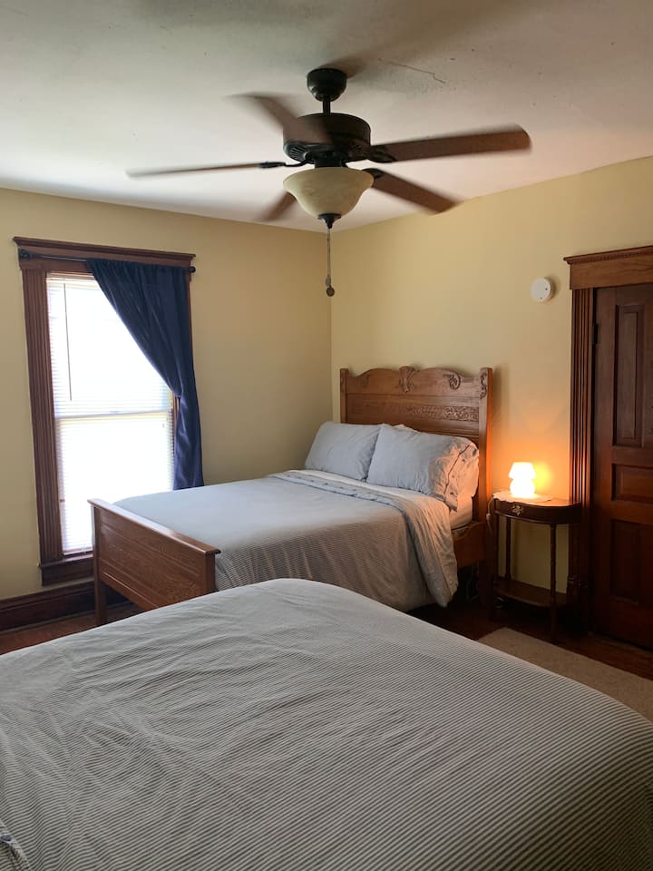 Spálňa s 2 posteľami v plnej veľkosti 