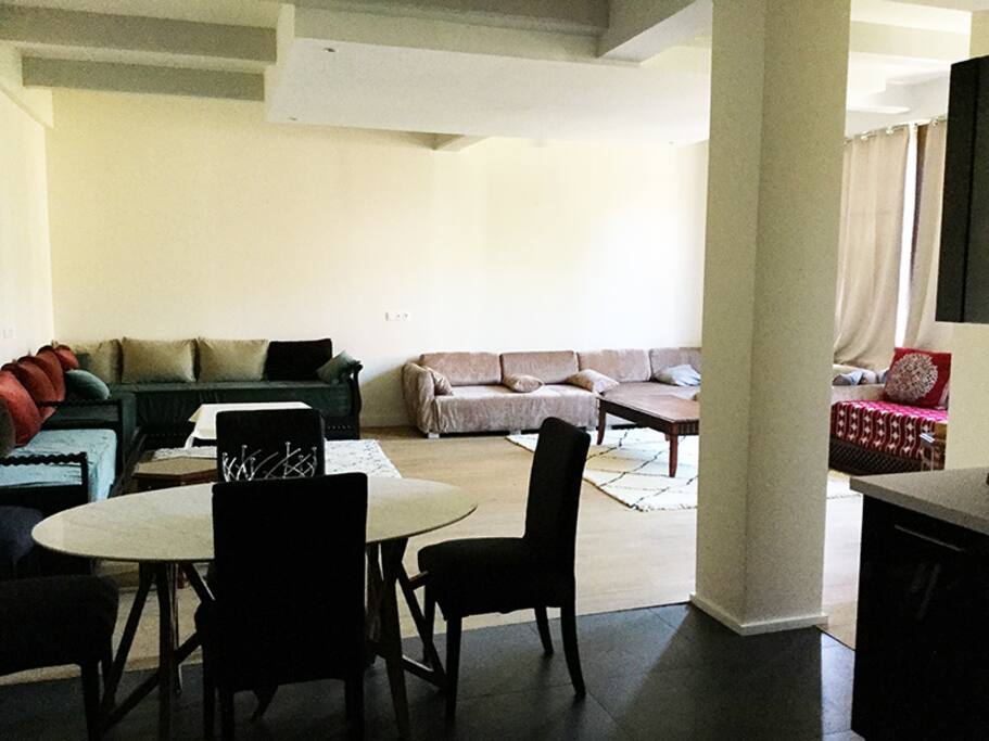 The living room (open on the kitchen) / Le salon (ouvert sur la cuisine)