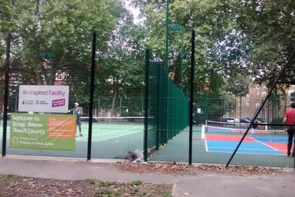 Tennis courts 2 min away