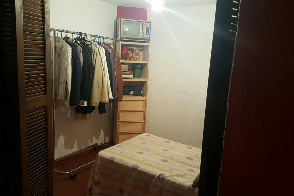 Foto del mueble y cuelga ropa