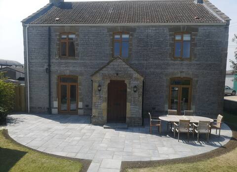Modernised Farmhouse, hot tub, tennis court