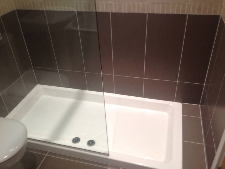 Bathroom: Double power shower