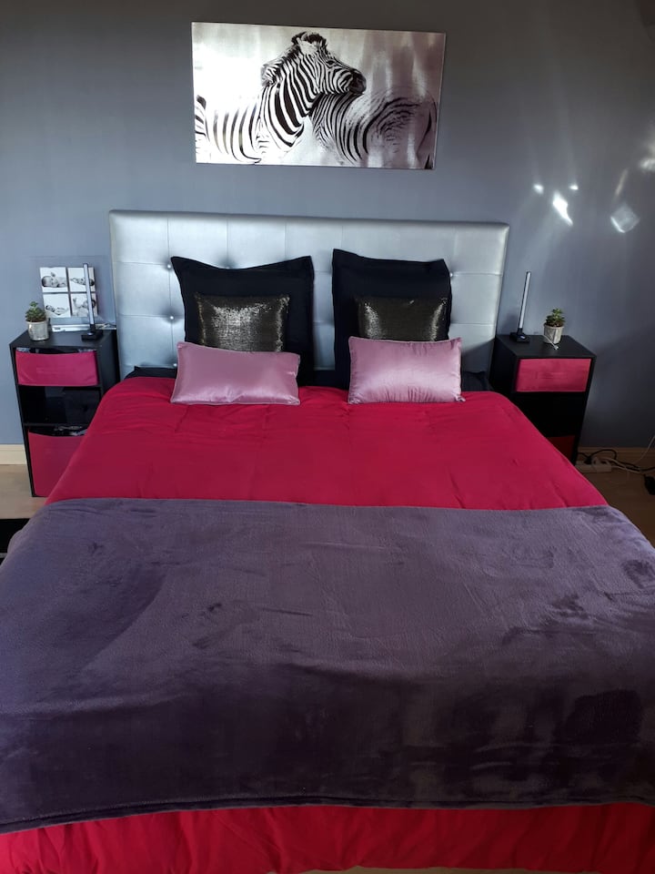 mkuu wa chumba cha kulala cha 4 (picha 1) kilicho na kitanda cha 180x200, vitanda 2 vya mtu mmoja, kitanda cha mtoto, sehemu ya kuhifadhia.
