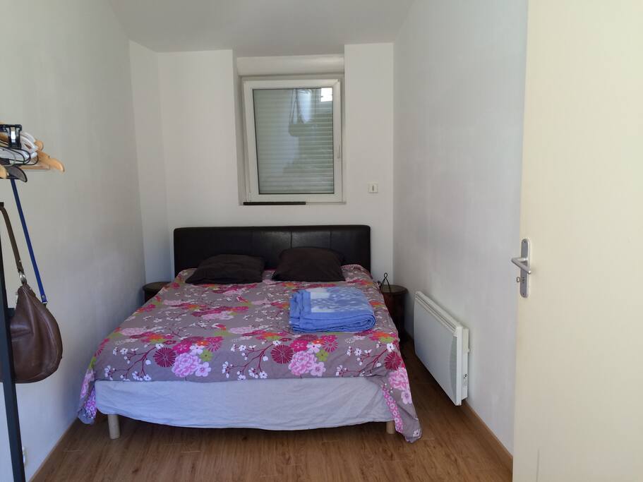 La chambre avec grand lit.
