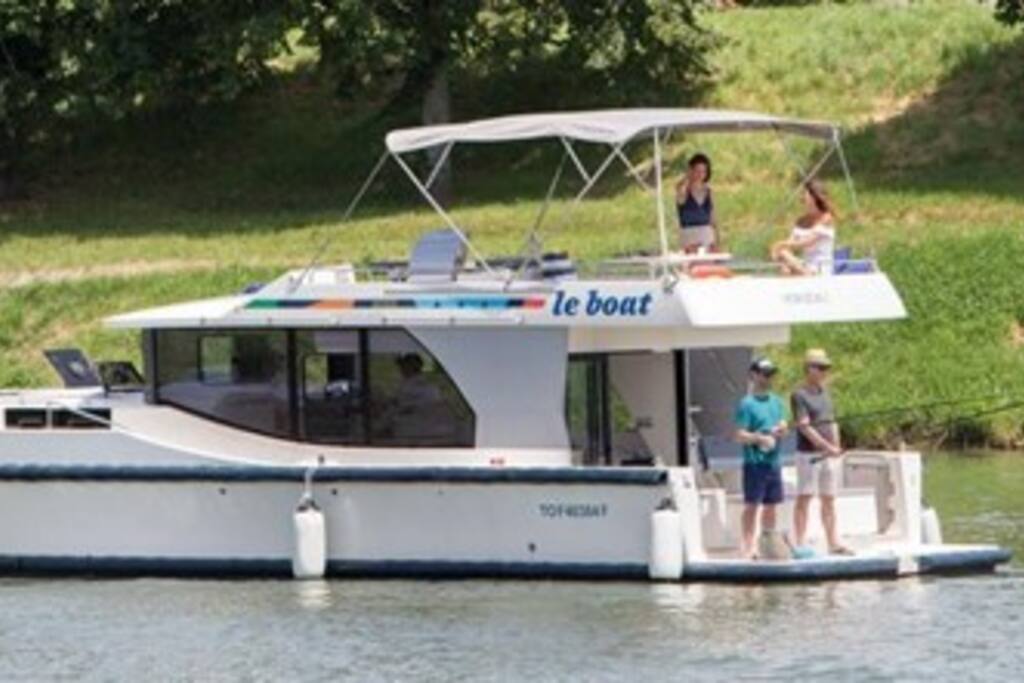 Sunbathe, fish or enjoy a glass of wine on the sundeck.