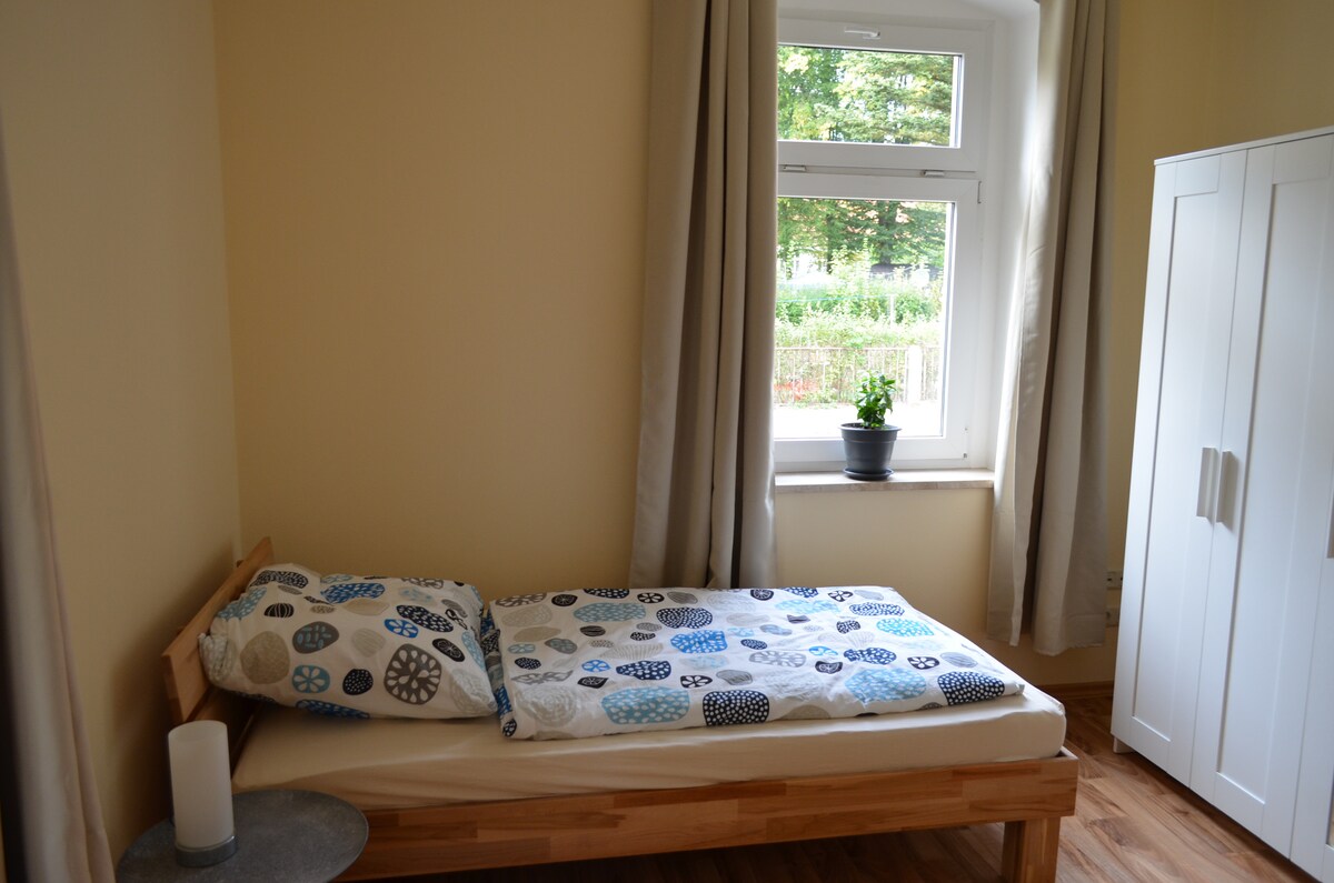 Спална соба 2 со два единечни кревета