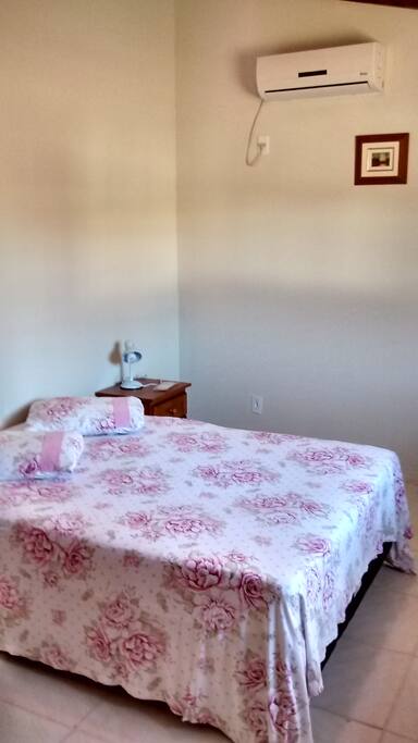 quarto de casal com ar condicionado