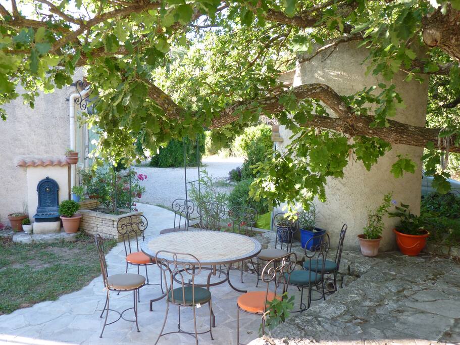 Terrasse ombragée avec BBQ et salons de jardin pour adultes et pour enfants