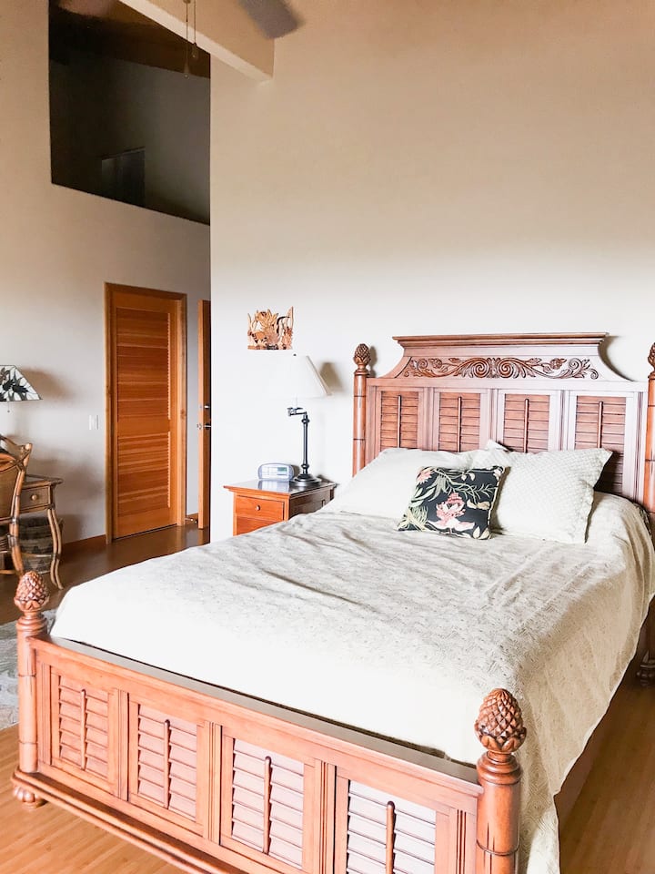 Dormitorio 1 al final del pasillo, con cama tamaño queen, tocador, escritorio, vestidor grande y baño principal.  También tiene su propia puerta corrediza al Lanai y una hermosa vista al mar desde la cama.