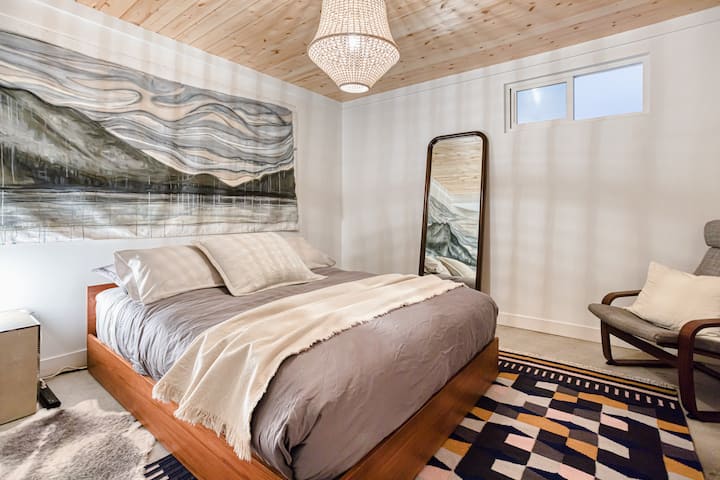 prostrana spavaća soba + bračni krevet + svijetli stropovi od borovine!