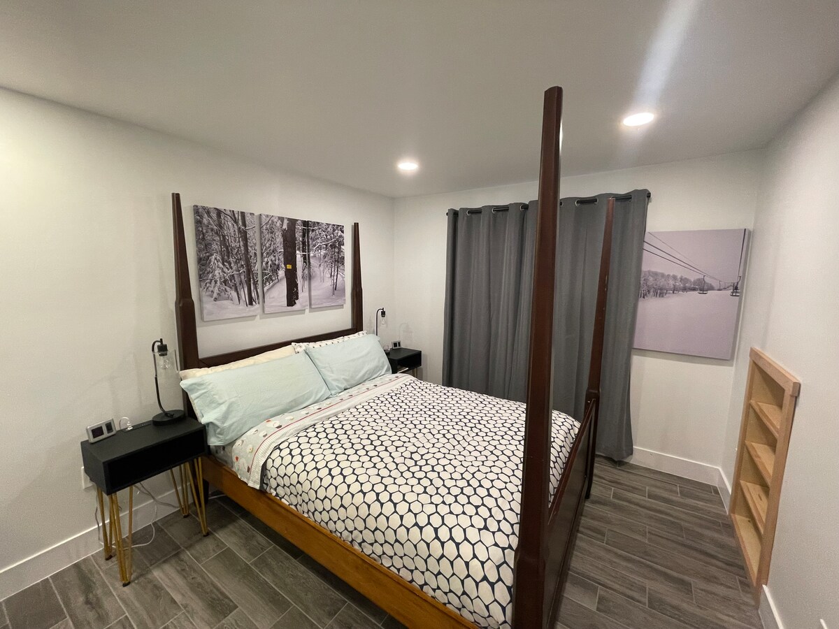 Главна спална соба со загреано ќебе и УСБ за полнење на секоја ноќна масичка. Има сопствени контроли за греење на подот. 