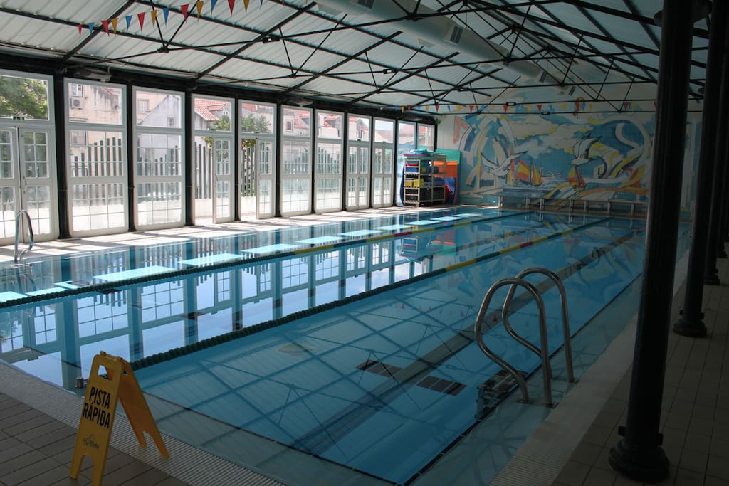 Piscina Municipal (ao lado do prédio)