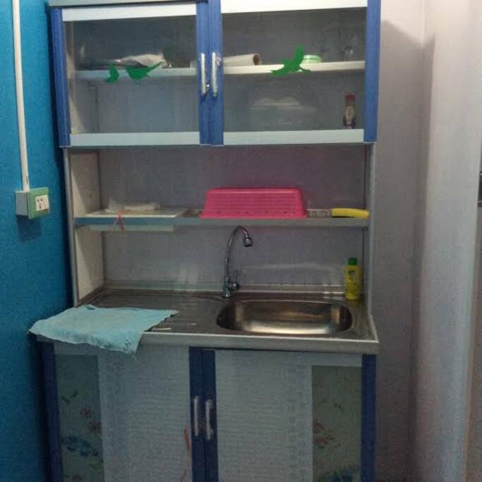 มีห้องครัวเล็กสามารถเก็บอาหาร มีตู้เย็นเล็กไว้สำหรับใส่ของสด