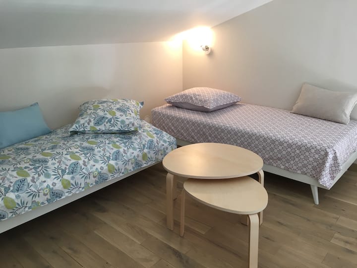 Отворен простор со 2 единечни кревета или 1 брачен кревет (широк 150-179 см) 