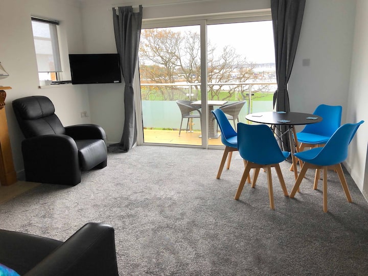 POOLE HARBOUR VIEWS. ONE-BED FULLY FURNISHED APMNT