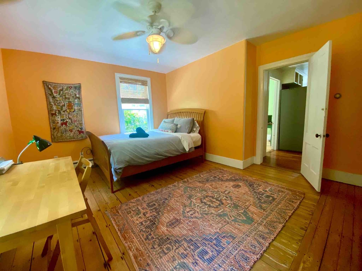 Priestranná spálňa na 1. poschodí. Polovičná kúpeľňa sa nachádza cez práčovňu.