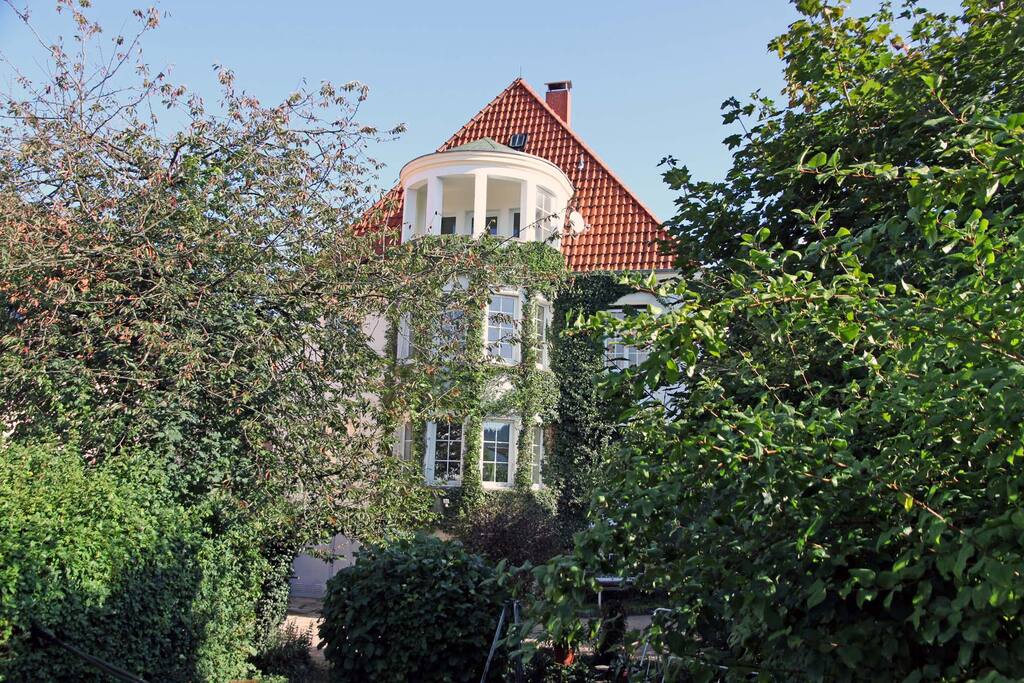 Außenansicht der denkmalgeschützten Jugenstilvilla.