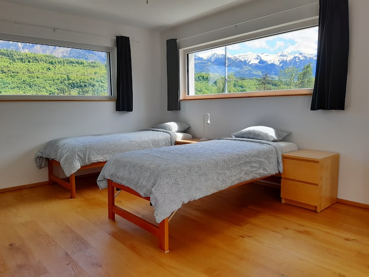 2. spálňa na strednom poschodí s oddelenými posteľami, ktoré tvoria 2 samostatné postele 