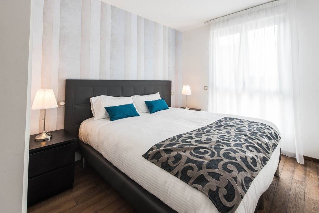 Bedroom with queen size bed