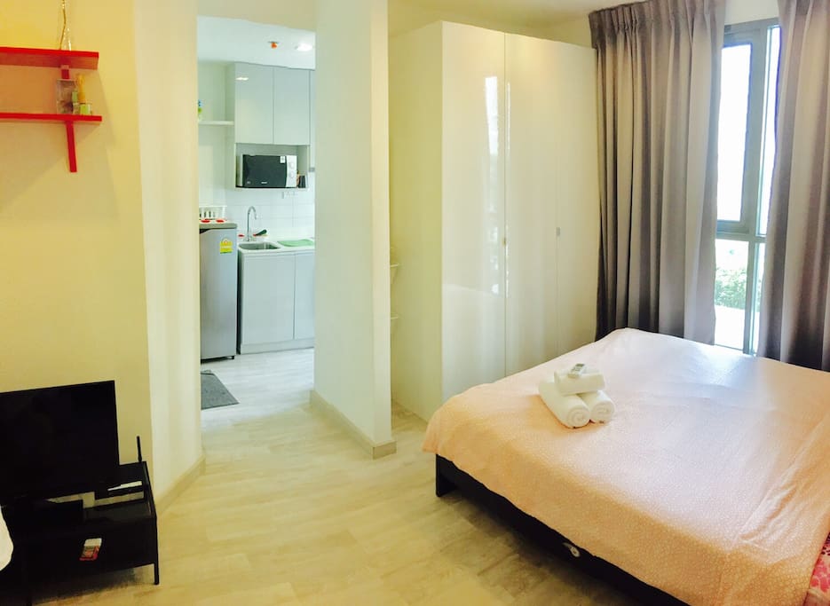 WiFi Comfortable bed room Curtains can completely cover the outside light, allowing you to sleep more peacefull/ 无线网路舒适的床 窗帘可完全遮住外界光线、让您更安稳的入睡