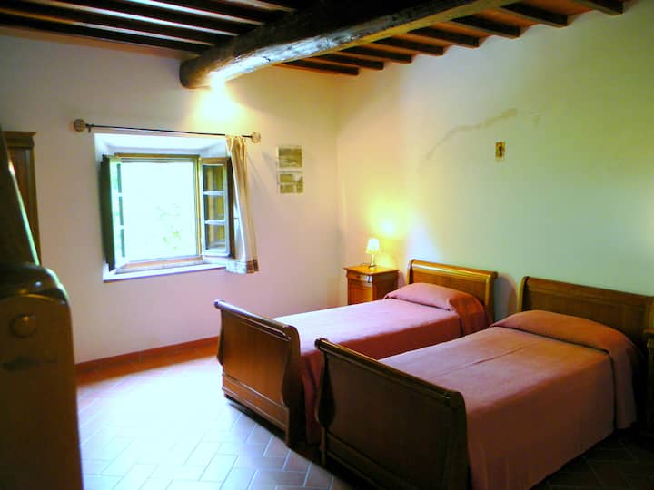 Спална соба бр. 2 на првиот кат со два единечни кревета на приземје и три единечни кревета на горниот кат