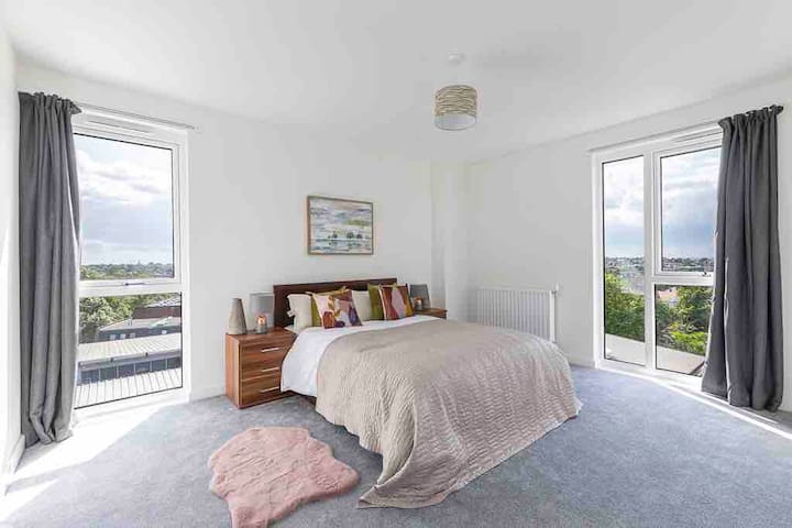 Lovely new 3 bed flat very easy to Central – 10min