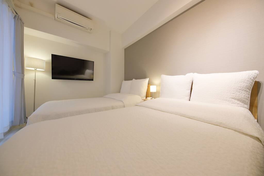 広々ダブルベッド
Double bed in spacious room.
宽敞的双人床