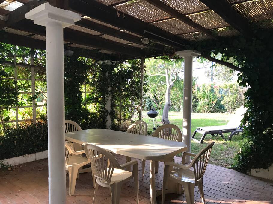 Jardin fleuri pour prendre les repas
