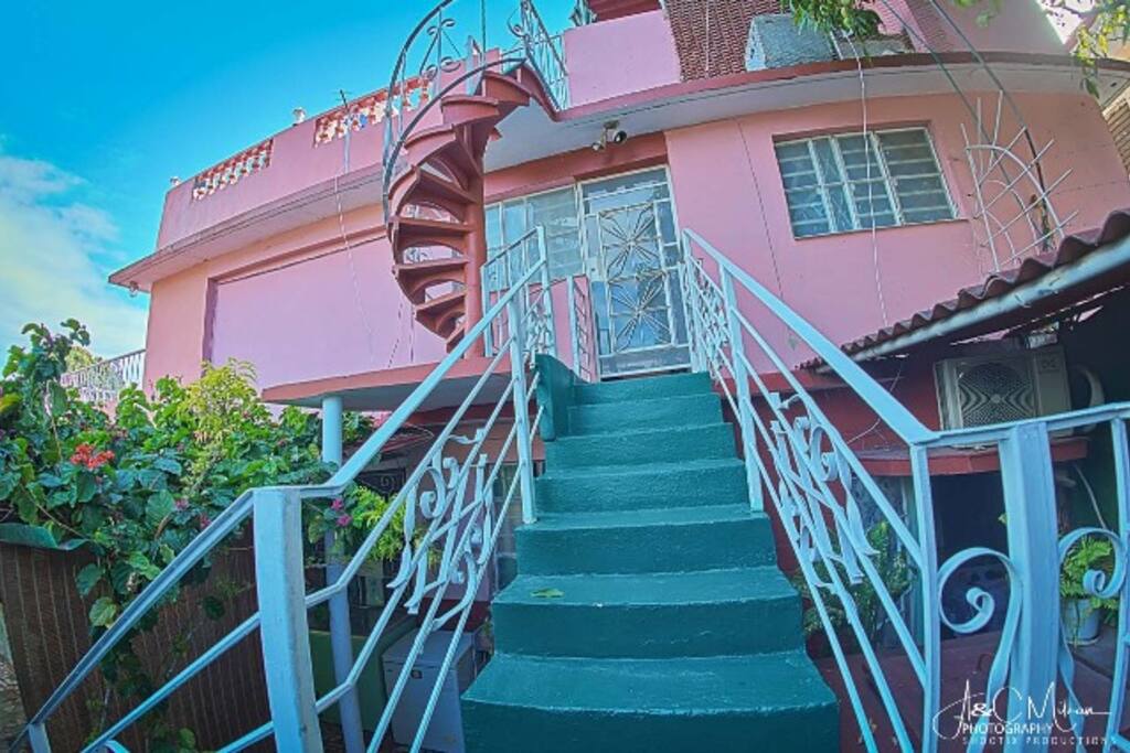 Escalera al primer piso Apartamento 1 y 2.