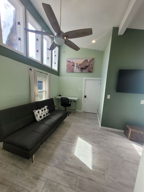 Top performing Airbnb: Beautiful guesthouse on a 2 acre gated property! in Huebner/Leon Creeks