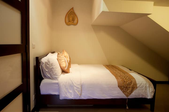 8th bedroom/maids room with queen size bed, air conditioning, ceiling fan and en-suite bathroom