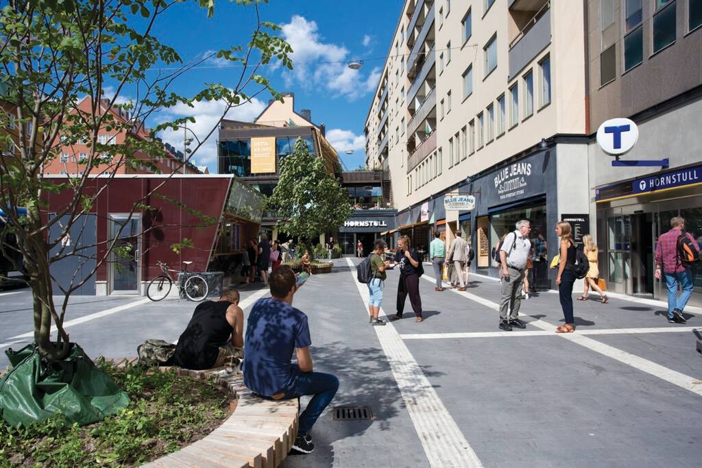 Here you can take the bus or the metro, or visit one of the small coffee places. Just around the corner!