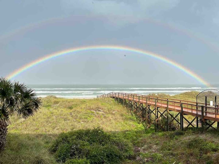 Direct Oceanfront-private Balcony-kitchen-pool - Crescent Beach, FL