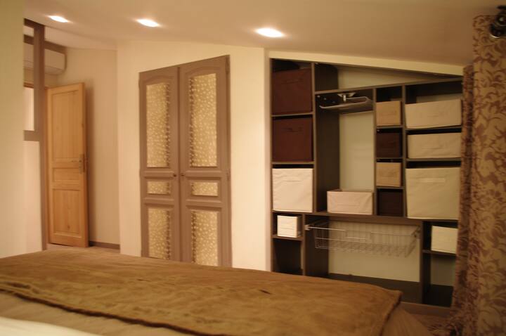 Dhoma E gjumit është ME banjë private